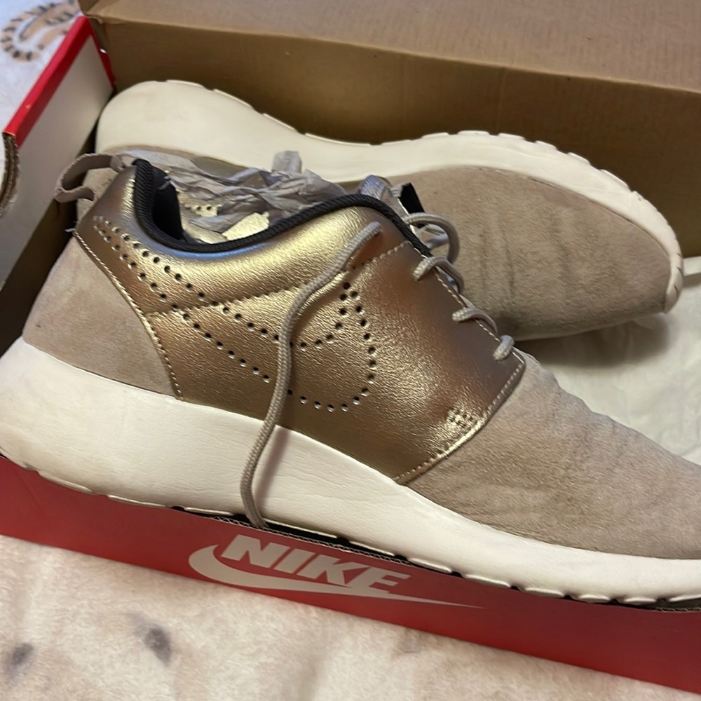 Women’s Nike Roshi one suede